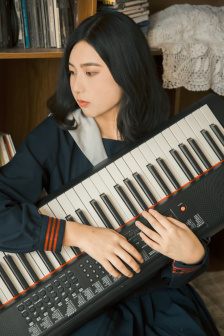 她在洗碗我在后面老扒